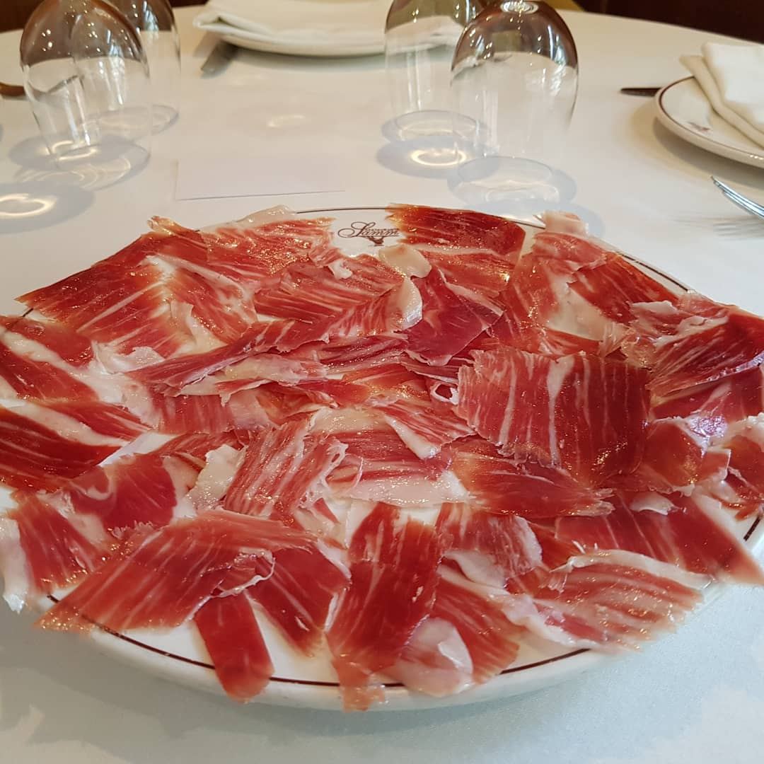 Ración de jamón ibérico cortado a cuchillo