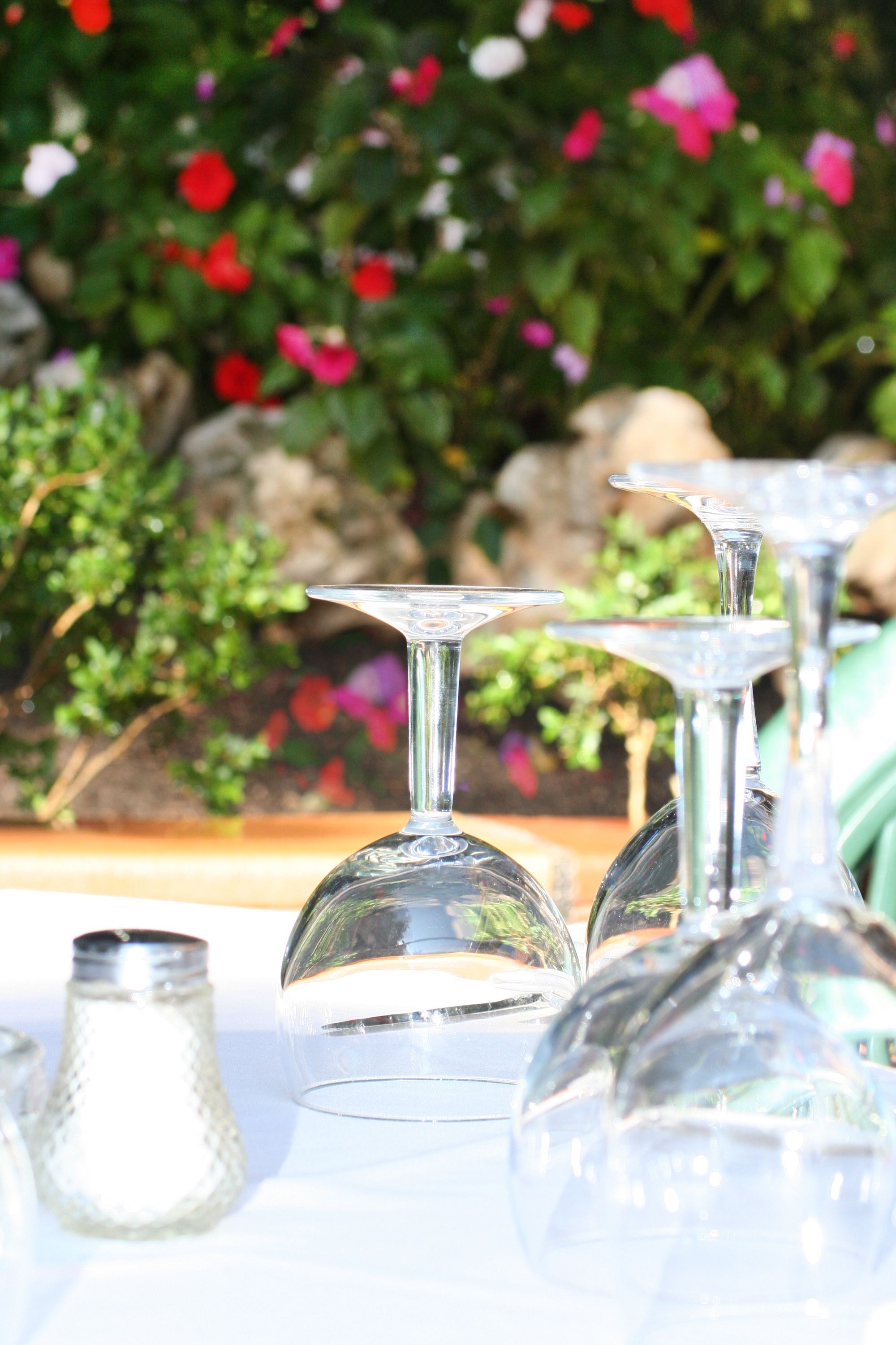 Mesa preparada en la terraza de Samm