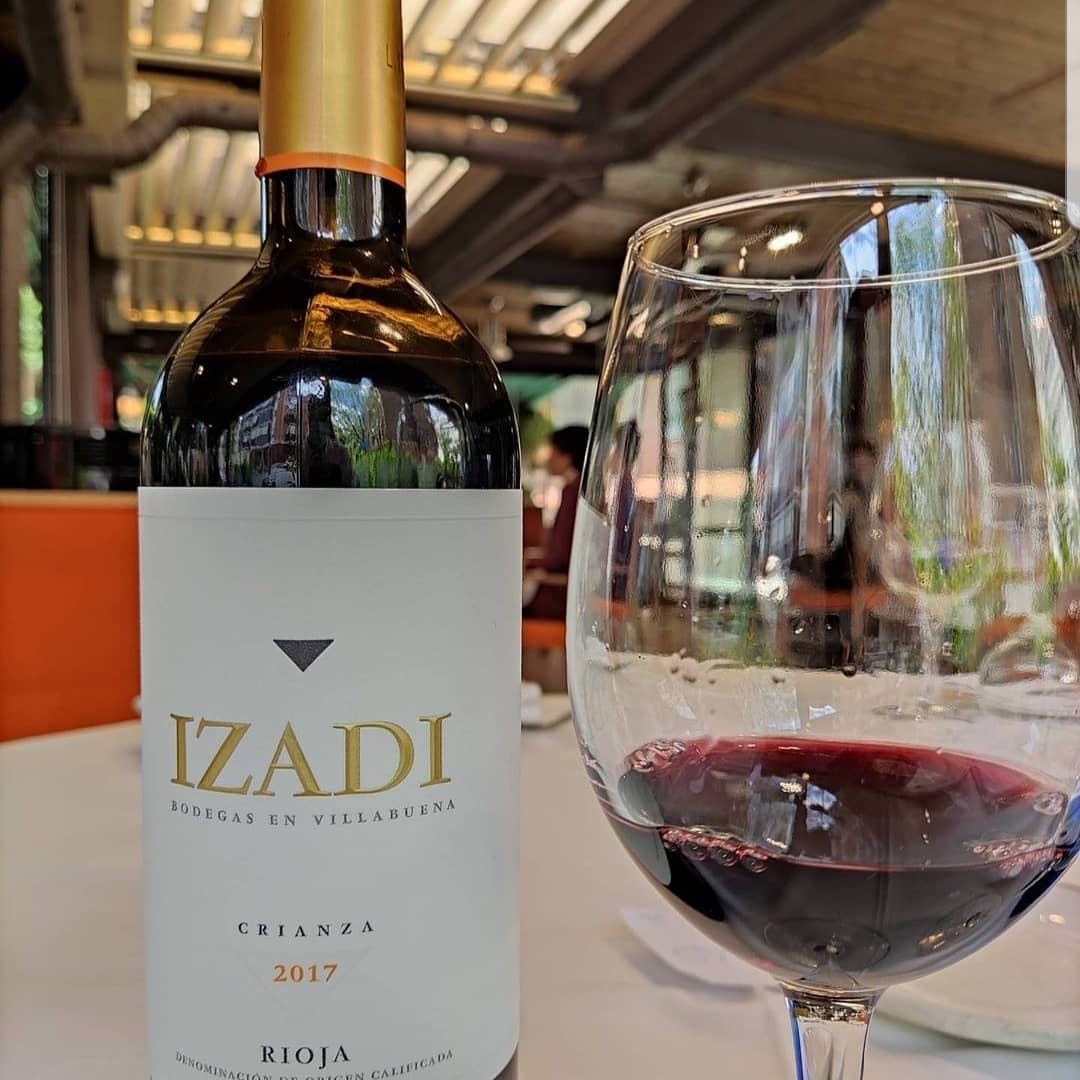 Copa y botella de vino Izadi Rioja en Samm